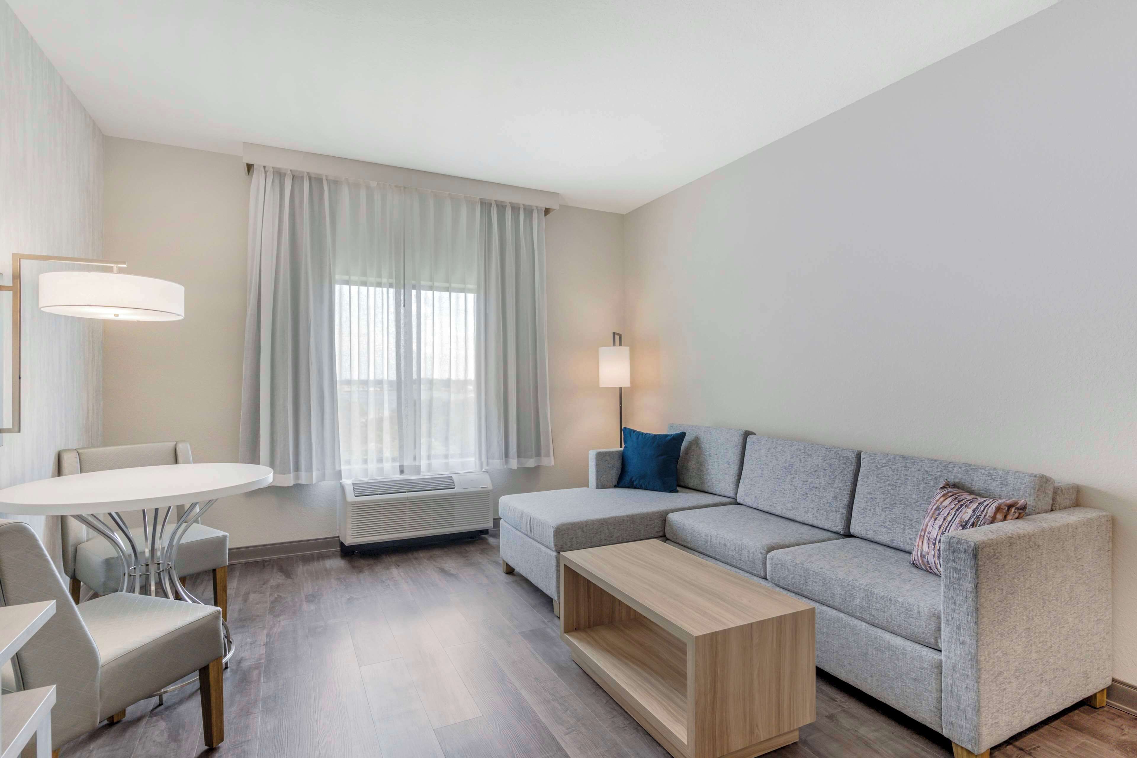 Habitación estándar, 1 cama de matrimonio grande, no fumadores (Walk-in Shower;with Sofabed) | Escritorio, espacio para trabajar con un portátil, cortinas opacas