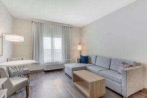 标准房, 1 张特大床, 无烟房 (Walk-in Shower;with Sofabed) | 办公桌、笔记本电脑工作区、遮光窗帘、熨斗/熨衣板