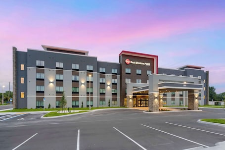 Exterior. Best Western Plus Winter Haven Inn & Suites