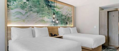 Una camera d'hotel con due letti, un quadro astratto di grandi dimensioni appeso al muro, una lampada a sospensione e un armadio in legno.
