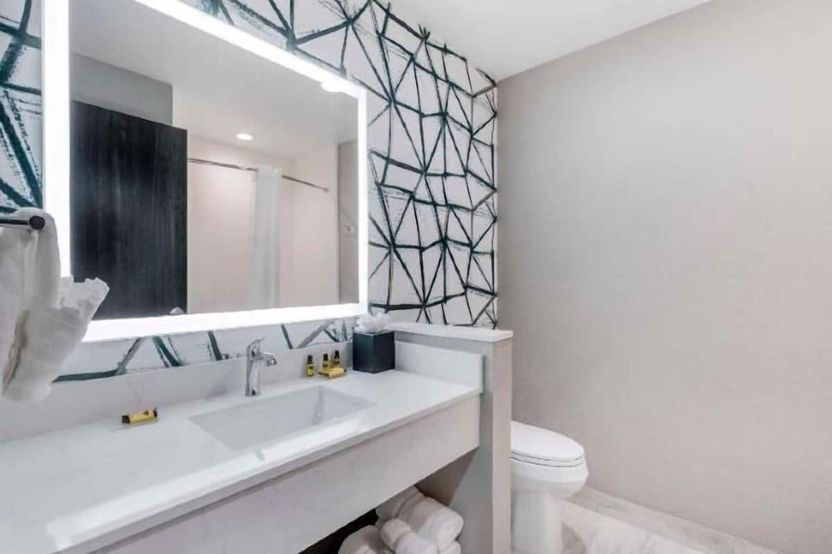 Bathroom | Free toiletries, hair dryer, towels, soap