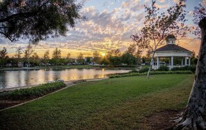 Property grounds - Lakefront + Pool - Wine Country Haven in Harveston (Temecula)