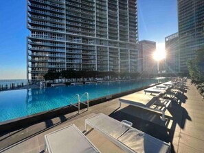 Outdoor pool - Lux OCEAN VIEW W Suite 39th Fl w Spa, Gym, Pool
 (Miami)