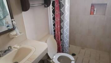 Douche, serviettes fournies, savon, shampoing
