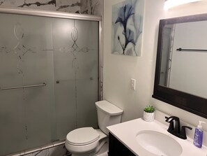 Dusche, Haartrockner, Handtücher, Seife