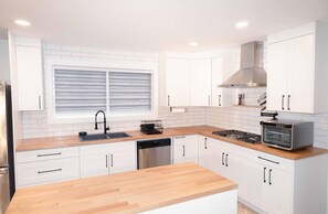 Private kitchen - Beautiful quiet space located in the heart of Merritt suburbs. (Merritt)