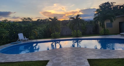 20 minutes from Airport spacious COTTAGE