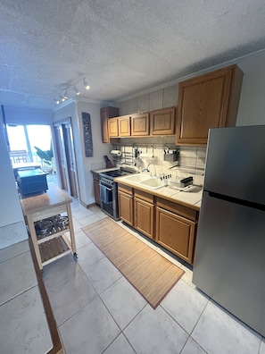 冷蔵庫、電子レンジ、オーブン、コンロ