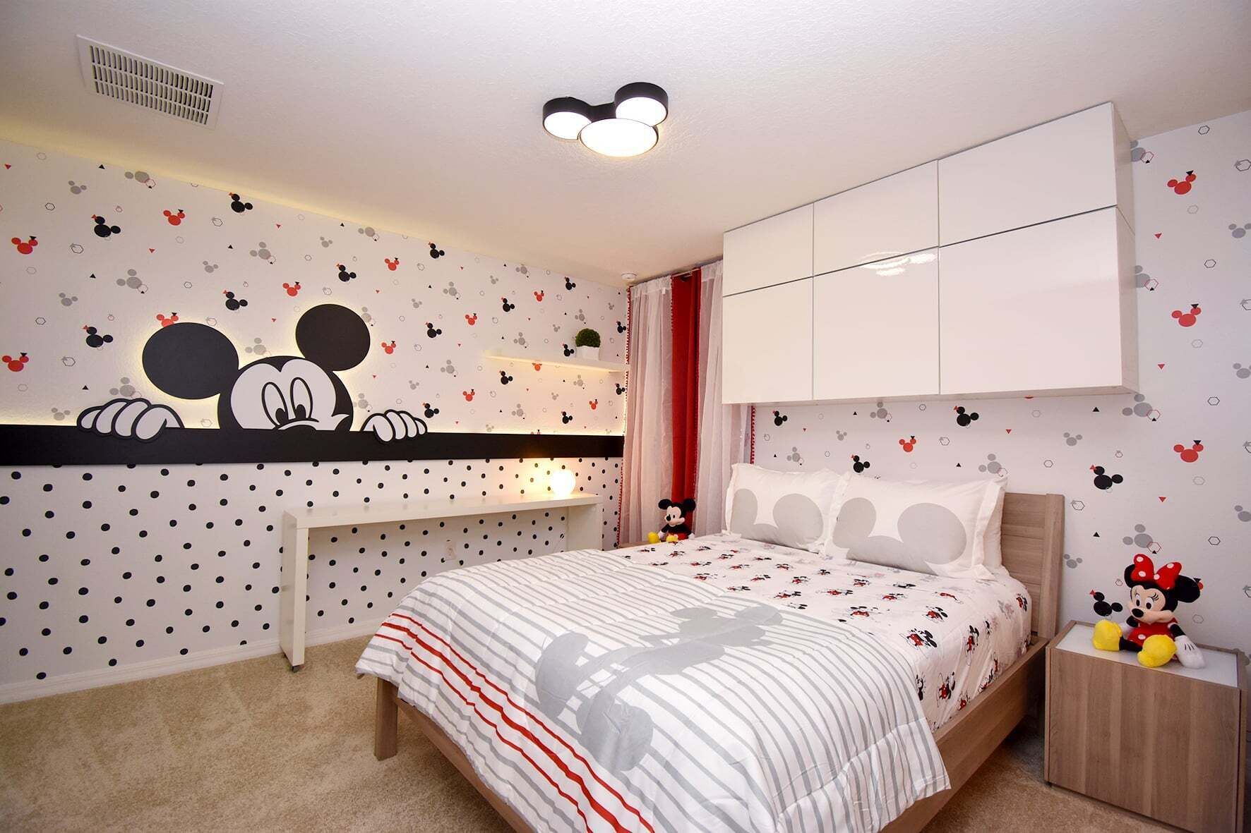 Un dormitorio con cama, escritorio y armario.