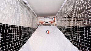 Una cancha de baloncesto con dos aros, una red y una pelota.
