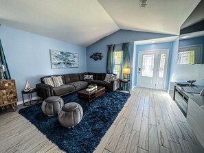 Smart TV, caminetto, videogiochi, libri