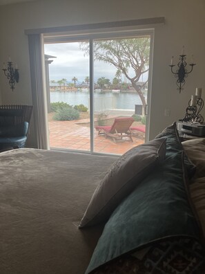3 bedrooms, bed sheets - Luxury on the lake. ~ 6 miles to Cardinal Stadium (Sun City)