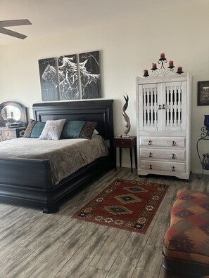 3 bedrooms, bed sheets - Luxury on the lake. ~ 6 miles to Cardinal Stadium (Sun City)