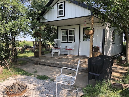 Terrace/patio. Mulberry Cottage Farm-Stay. A unique farm-stay in Southern Iowa