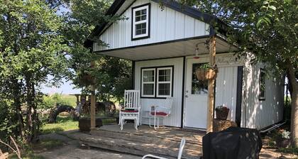 Mulberry Cottage Farm-Stay. A unique farm-stay in Southern Iowa