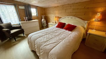 2 bedrooms, travel crib, free WiFi, bed sheets