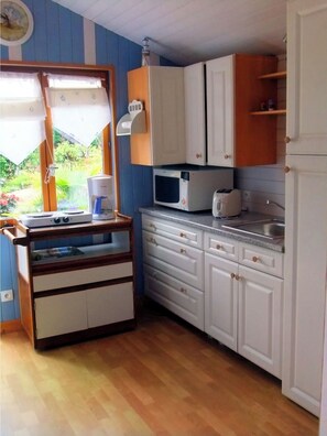 Réfrigérateur, micro-ondes, plaque de cuisson, cafetiÚre/bouilloire