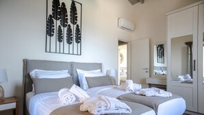 Habitación de hotel con dos camas, un espejo grande y una obra de arte en la pared.