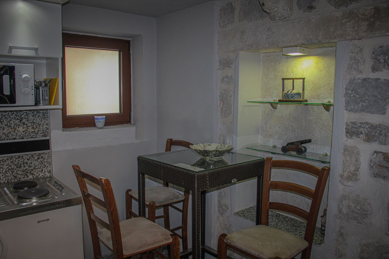 City Double Room | Private kitchen | Mini-fridge, stovetop, griddle, cookware/dishes/utensils