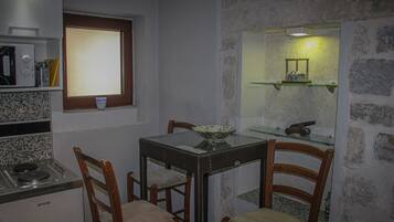 City Double Room | Private kitchen | Mini-fridge, stovetop, griddle, cookware/dishes/utensils