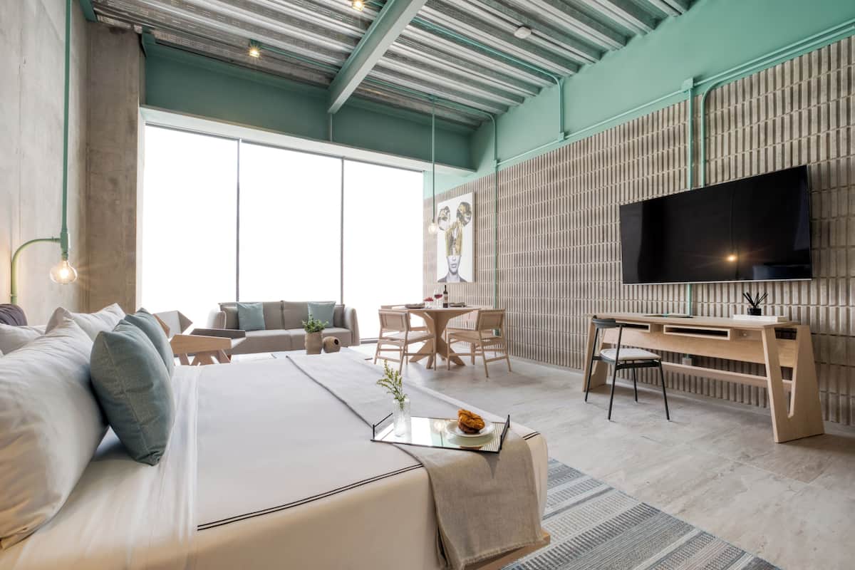 Standard Studio | Premium bedding, in-room safe, iron/ironing board, free WiFi