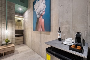 Deluxe Studio | 1 bedroom, premium bedding, in-room safe, iron/ironing board