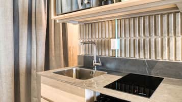 Standard Double Suite with Balcony | Cozinha privada | Frigobar, máquina de café expresso, mesas de jantar