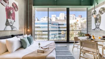 Premium Suite with Spectacular Balcony | Luxe beddengoed, een kluis op de kamer, een strijkplank/strijkijzer