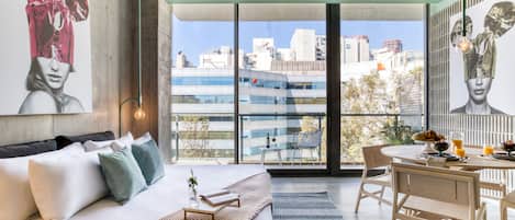 Premium Suite with Spectacular Balcony | Roupas de cama premium, cofres nos quartos