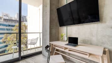 Standard Double Suite with Balcony | 高級寢具、客房內保險箱、熨斗/熨衣板、免費無線上網