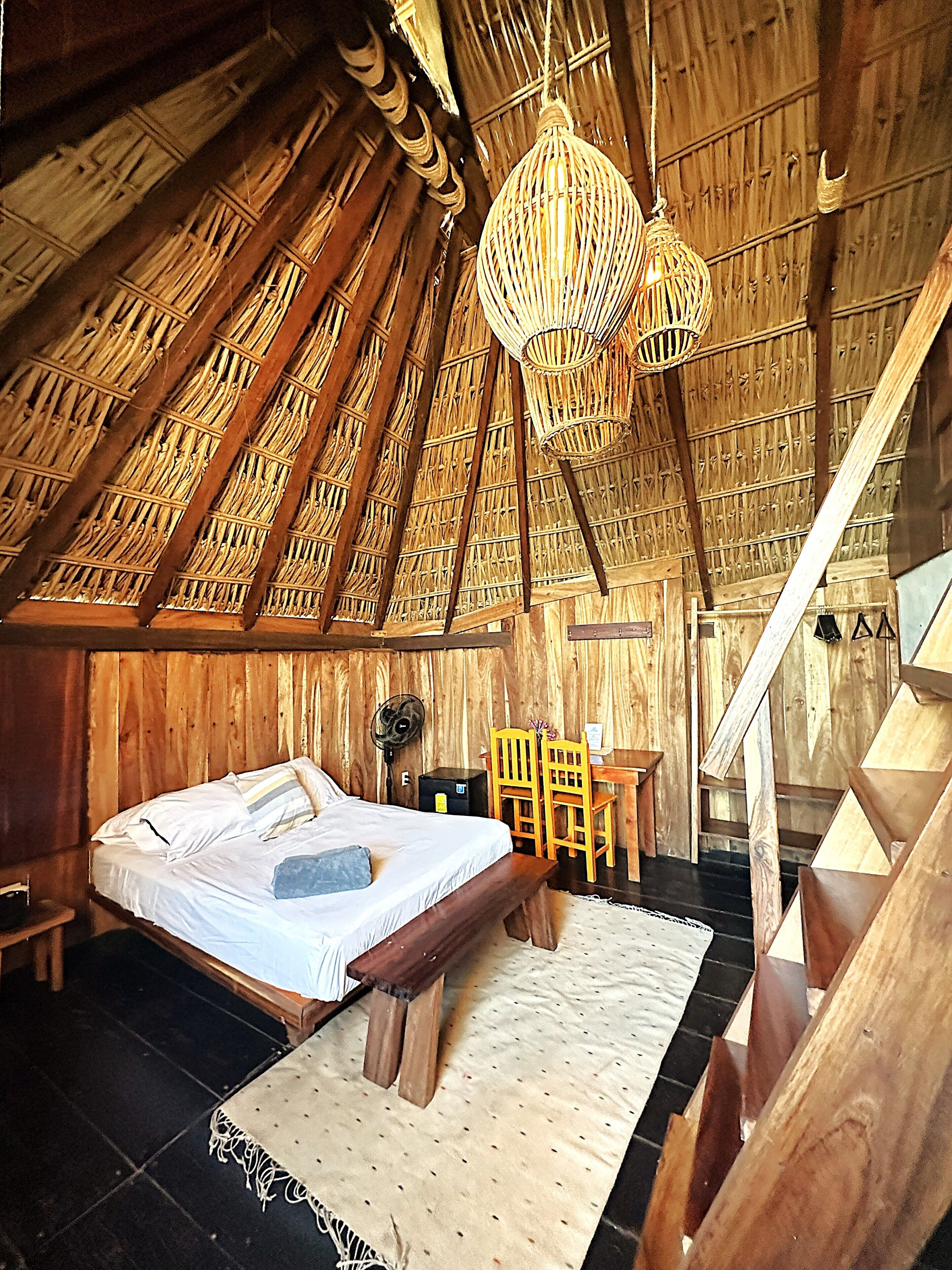 Bungalow Deluxe | Ropa de cama hipoalergénica, decoración personalizada y escritorio 