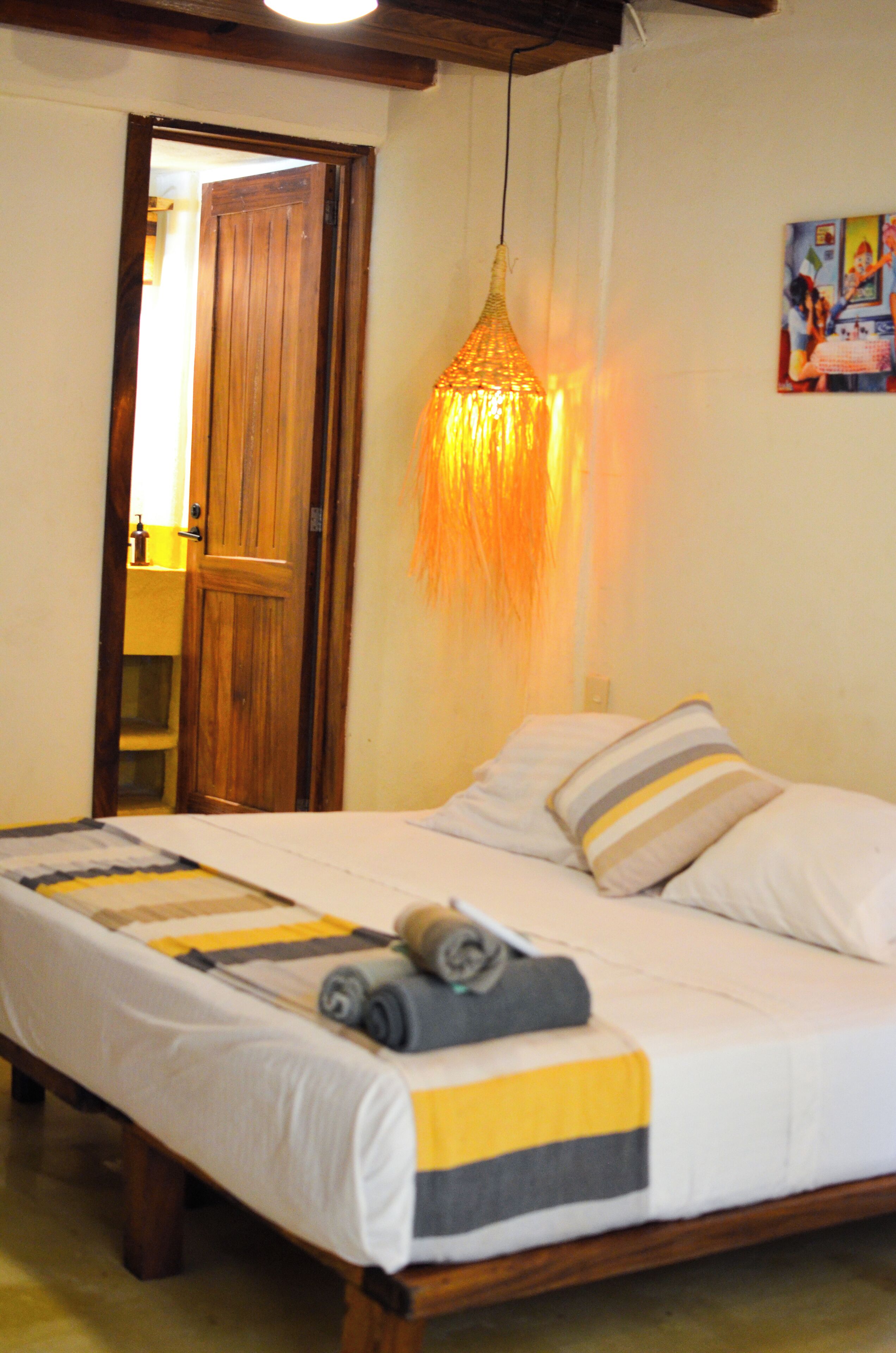 Rom – premium | Allergitestet sengetøy, individuelt dekorert og skrivebord