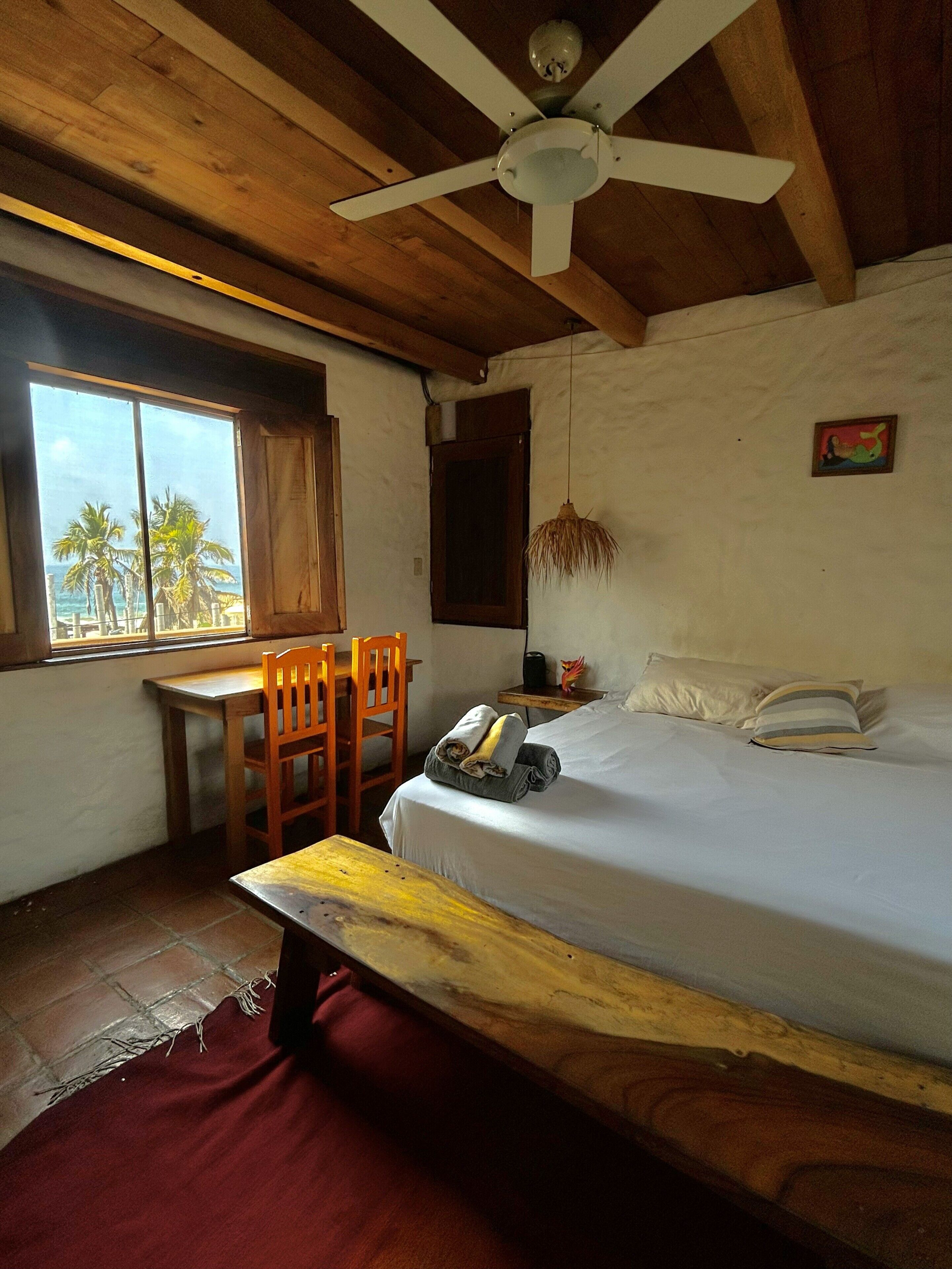 Premium Bungalow | Peralatan tempat tidur hipoalergenik, dihias secara berasingan, meja 