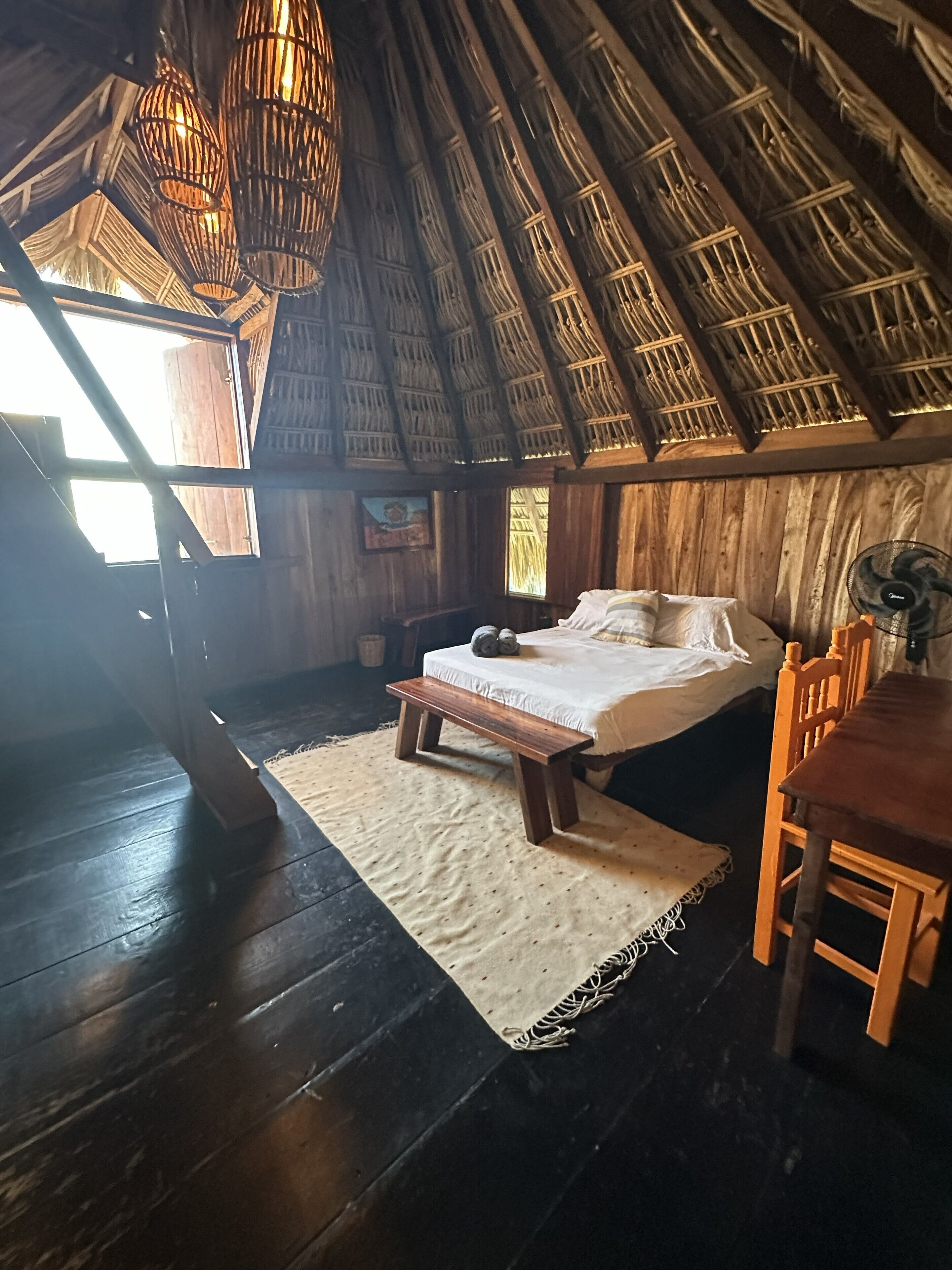 Bungalow Deluxe | Ropa de cama hipoalergénica, decoración personalizada y escritorio 