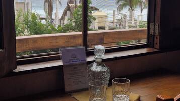 Premium Bungalow | Hypo-allergenic bedding, individually decorated, desk, laptop workspace