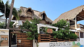Vista frontal de la propiedad