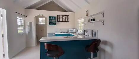 Réfrigérateur, four à micro-ondes, surface de cuisson