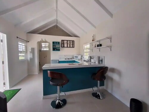 Quaint self contained apartment, located 5mins away from the beach.