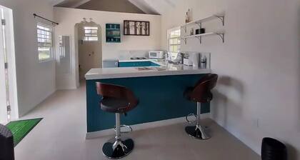 Quaint self contained apartment, located 5mins away from the beach.