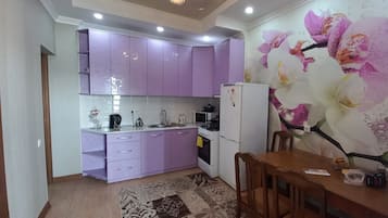 Frigorífic, microones, forn i utensilis de cuina, vaixella i coberteria