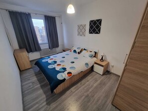 1 slaapkamer, een bureau, een strijkplank/strijkijzer, gratis wifi