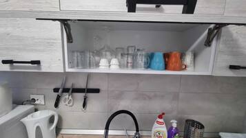 Een koelkast, een magnetron, een oven, een kookplaat