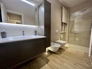 Dusche, Haartrockner, Bidet, Seife