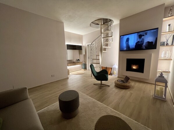 Smart-TV, Kamin, Videospiele, Bücher