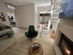 Smart-TV, Kamin, Videospiele, Bücher