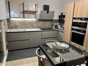 Kühlschrank, Mikrowelle, Ofen, Herdplatte