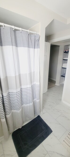 Een douche, een haardroger, handdoeken, zeep