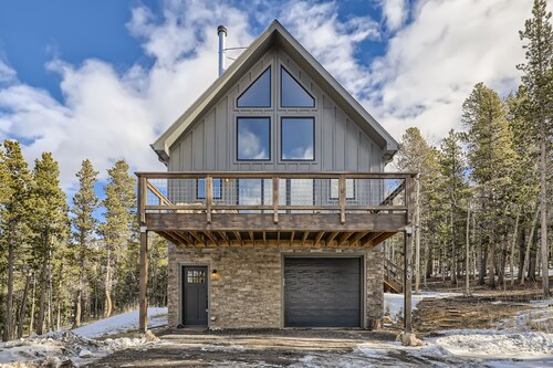 Peaceful Mountain Chalet with gorgeous views!