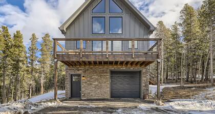Peaceful Mountain Chalet with gorgeous views!