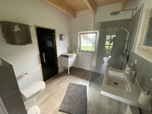 Shower, hair dryer, towels, soap - Thatched cottage with sauna (incl.), terrace, garden in Worpswede (Worpswede)